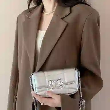 老人头 小众设计精致简约高级感百搭蝴蝶结 聚氨酯合成革 腋下单肩斜挎包 常规 女款 银色