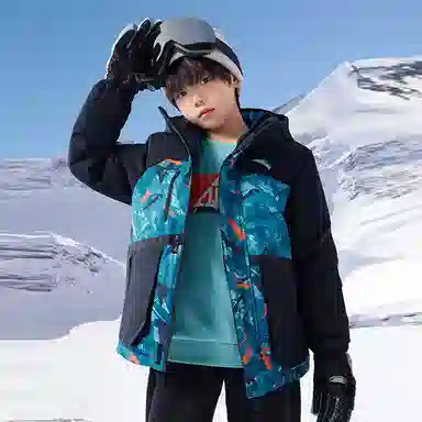 安踏儿童 童装 撞色几何图案长袖羽绒服 儿童款 梦幻黑/蓝满印