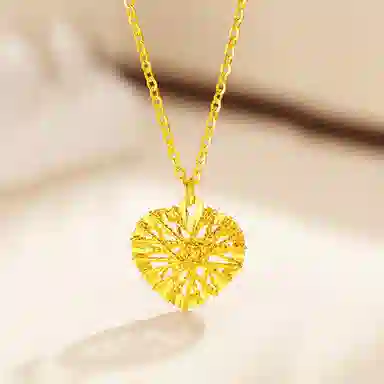 六桂福珠宝 镂空花丝爱心吊坠 轻奢冷淡风高级锁骨链 足金 黄金项链 女款