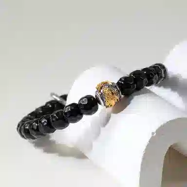 925