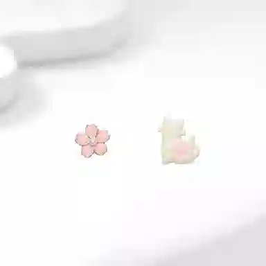 尚先生 樱花猫咪卡通可爱猫咪花朵不对称森系花朵 甜美可爱少女系气质百搭设计高级感 合金 耳钉 女款