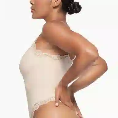 SKIMS FITS EVERYBODY LACE CAMI BODYSUIT STONE