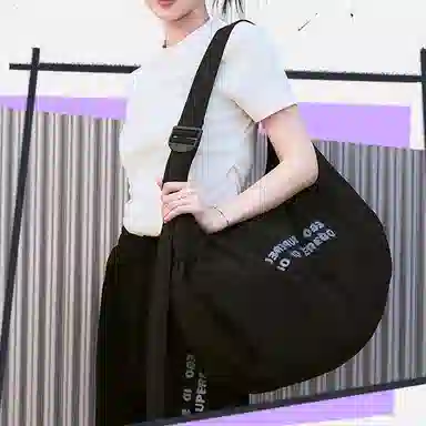 特步 范丞丞亲设系列 轻便简约大容量百搭纯色 织物 斜挎包 男女同款情侣款 黑灰