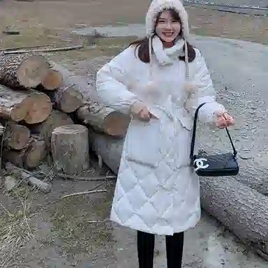 花栗鼠小姐 纯色中长款收腰菱形格羽绒服 女款