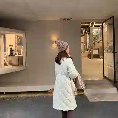 花栗鼠小姐 纯色中长款收腰菱形格羽绒服 女款