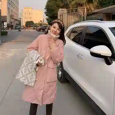 花栗鼠小姐 纯色中长款收腰菱形格羽绒服 女款