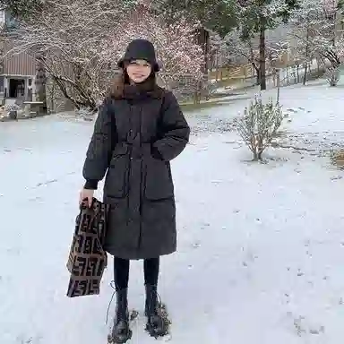 花栗鼠小姐 纯色中长款收腰菱形格羽绒服 女款