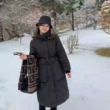 花栗鼠小姐 纯色中长款收腰菱形格羽绒服 女款