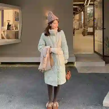 花栗鼠小姐 纯色中长款收腰菱形格羽绒服 女款