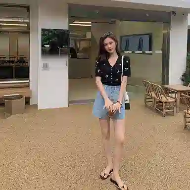 花栗鼠小姐 纯色高腰直筒牛仔短裤 女款