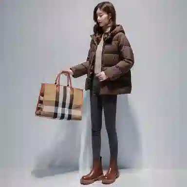 鸭鸭 纯色百搭宽松拉链连帽简约时尚轻薄户外羽绒服 女款