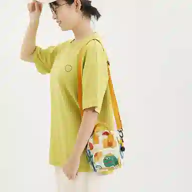 云朵工厂 花学家印花拉链开合 聚酯纤维 单肩斜挎包 常规 男女同款情侣款 藏蓝色/米黄色