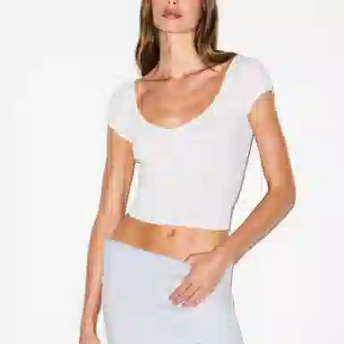 SKIMS ULTRA LIGHT JERSEY SCOOP NECK T-SHIRT FW25T