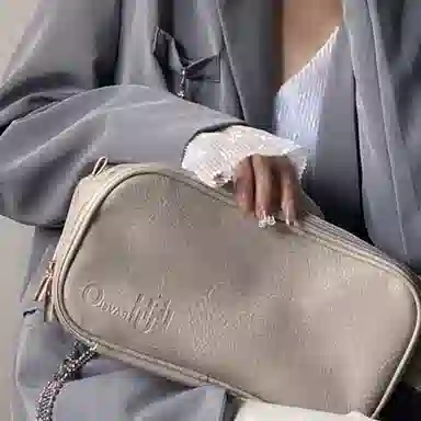 乐活旅行 时尚便捷式大容量防水耐脏分区设计方便拿取 皮革 洗漱包化妆包 常规 男女同款情侣款 米白色/黑色/藕色