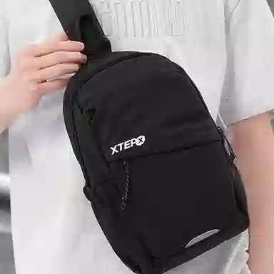 特步 休闲便携商务通勤 牛津纺 胸包 男女同款情侣款 黑色