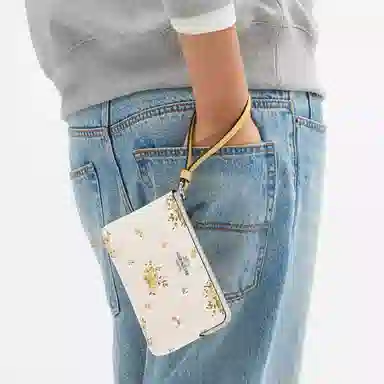 COACH Corner Zip 16
