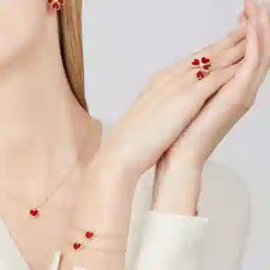 Van Cleef & Arpels Sweet Alhambra