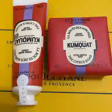 欧舒丹 圣诞限定乳木果润唇膏护肤套装 补水滋润 四件套+化妆袋