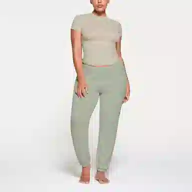 SKIMS FITS EVERYBODY T-SHIRT TALC