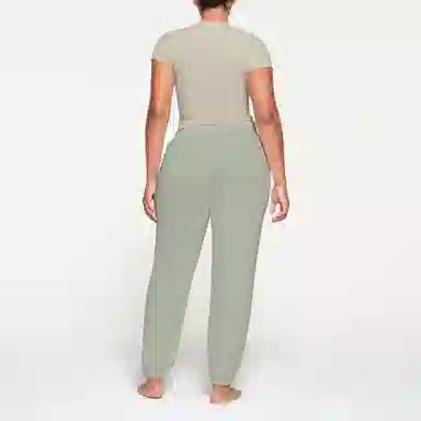 SKIMS FITS EVERYBODY T-SHIRT TALC