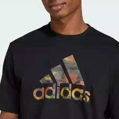 adidas CAMO BADGE OF SPORT GRAPHIC TEE LogoT