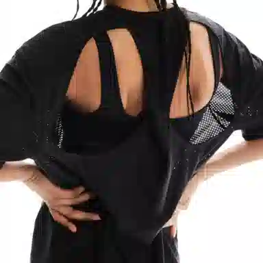 On x FKA twigs CUT-OUT T T