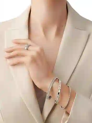 Van Cleef & Arpels Perlée Sweet Clovers