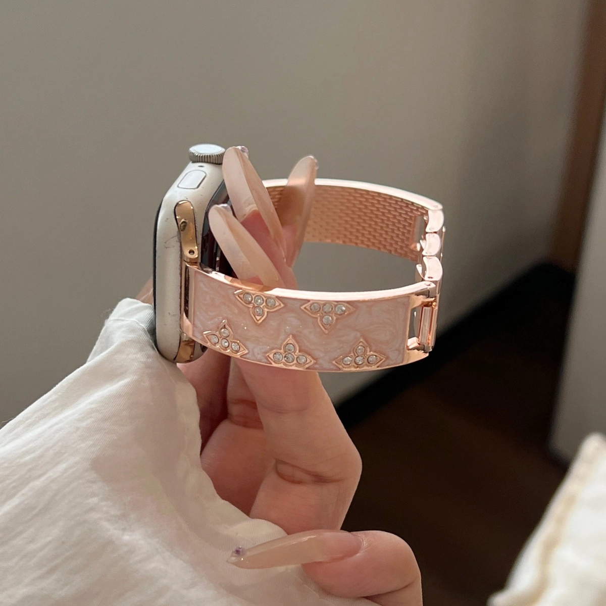潮流腕 表带 苹果适用 金属材质 镶钻鎏金可调节表带三叶手镯夏日男女通用