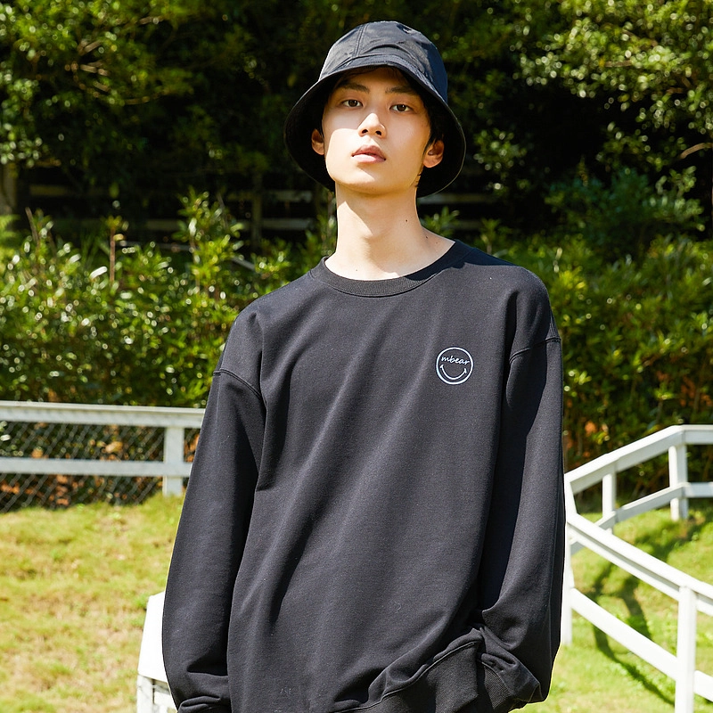 美特斯邦威 字母笑脸印花圆领套头长袖卫衣 男款