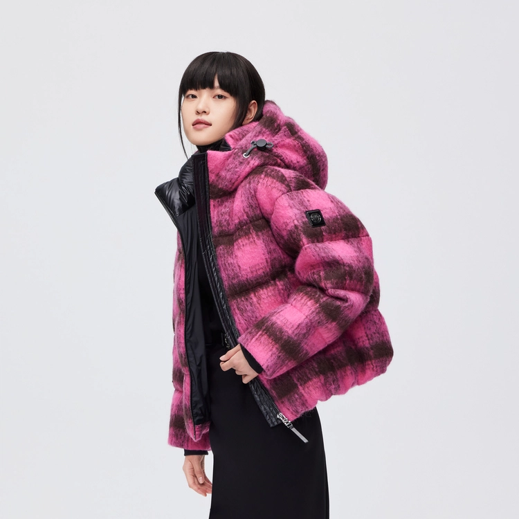波司登 含绵羊毛鹅绒金属袖标格子连帽宽松短款羽绒服 女款