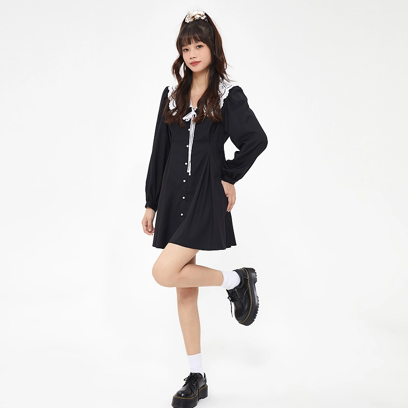 美特斯邦威 空刺绣娃娃领蕾丝短款高腰长袖连衣裙 女款 影黑