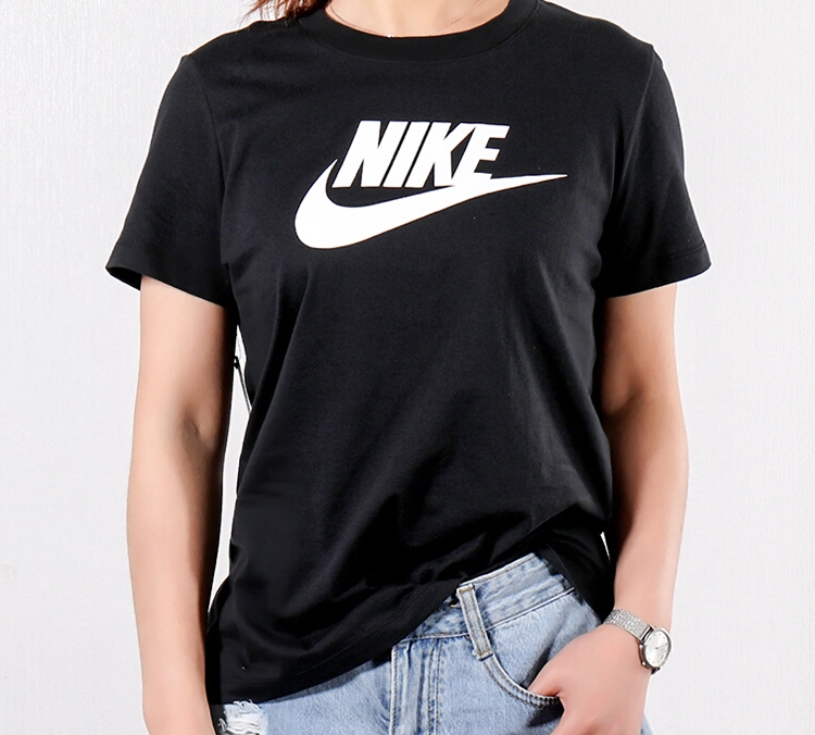 Nike Sportswear Essential LogoT