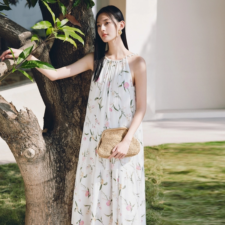 太平鸟 ×张风野联名 莫奈花园碎花度假吊带连衣裙 女款 白色挂脖