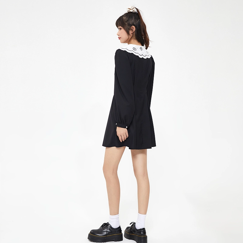 美特斯邦威 空刺绣娃娃领蕾丝短款高腰长袖连衣裙 女款 影黑