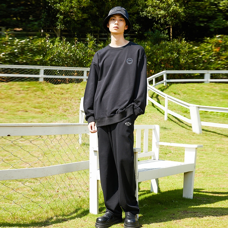 美特斯邦威 字母笑脸印花圆领套头长袖卫衣 男款