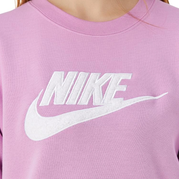 Nike Sportswear Essential logo