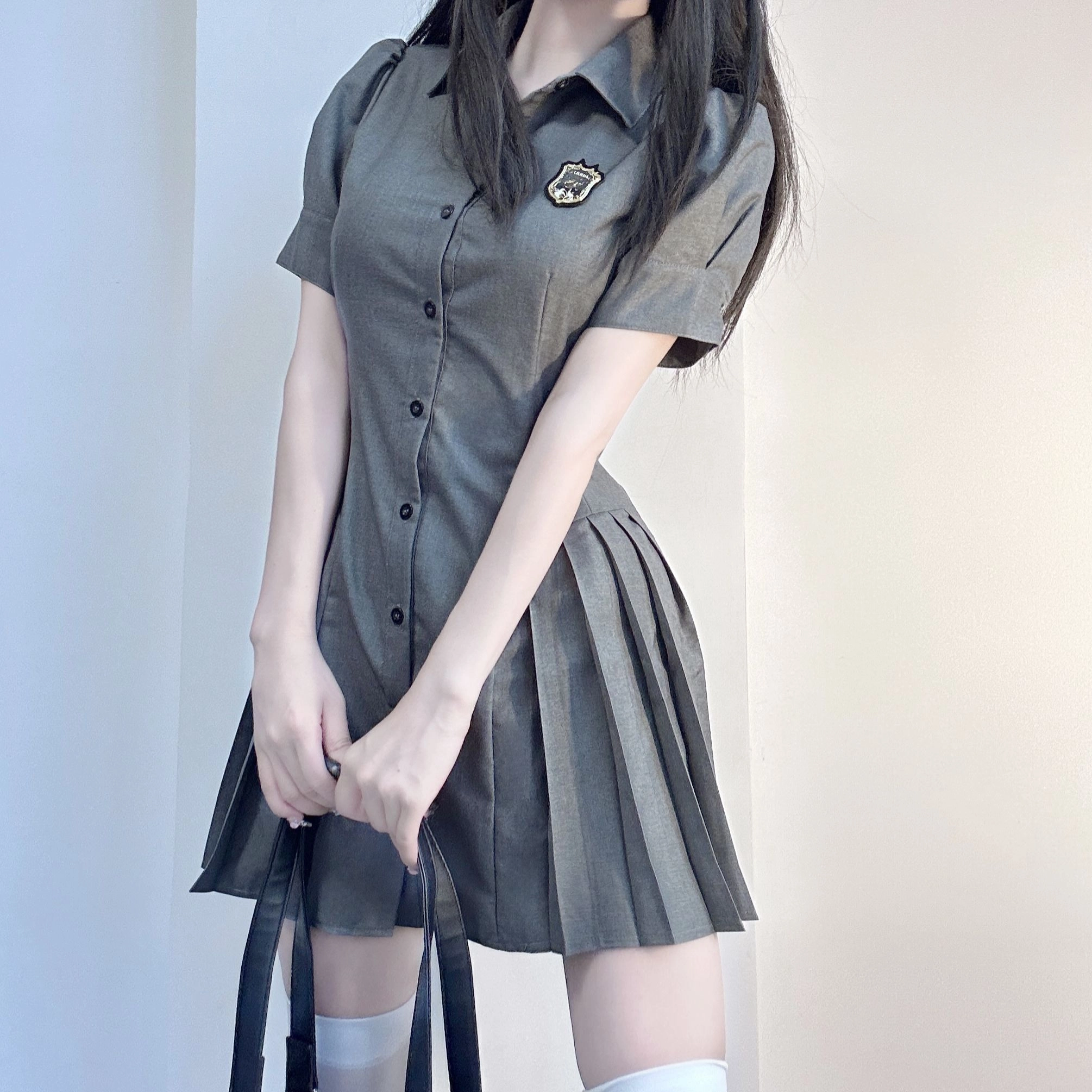 九条喵 纯色徽章刺绣收腰翻领单排扣泡泡袖短袖连衣裙 灰色