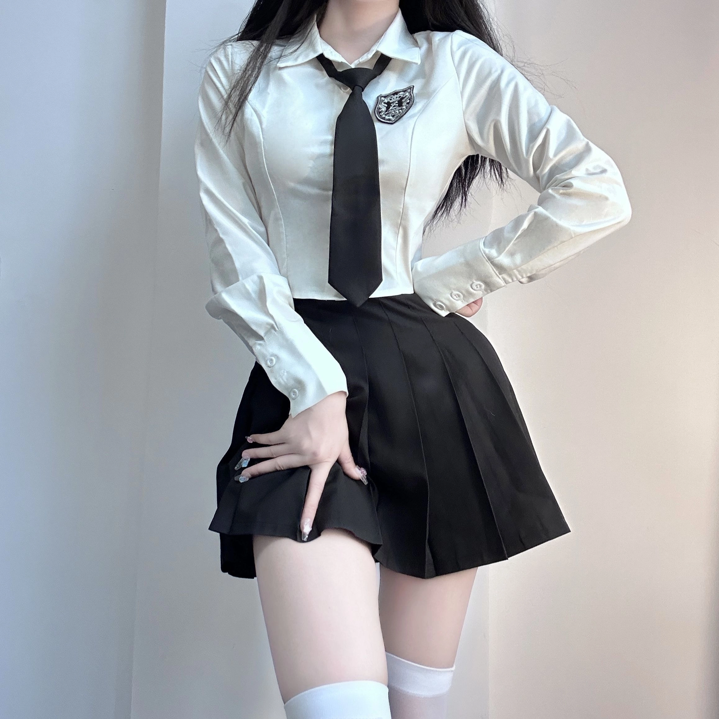 九条喵 徽章领带短款修身长袖截短上衣 女款 白色