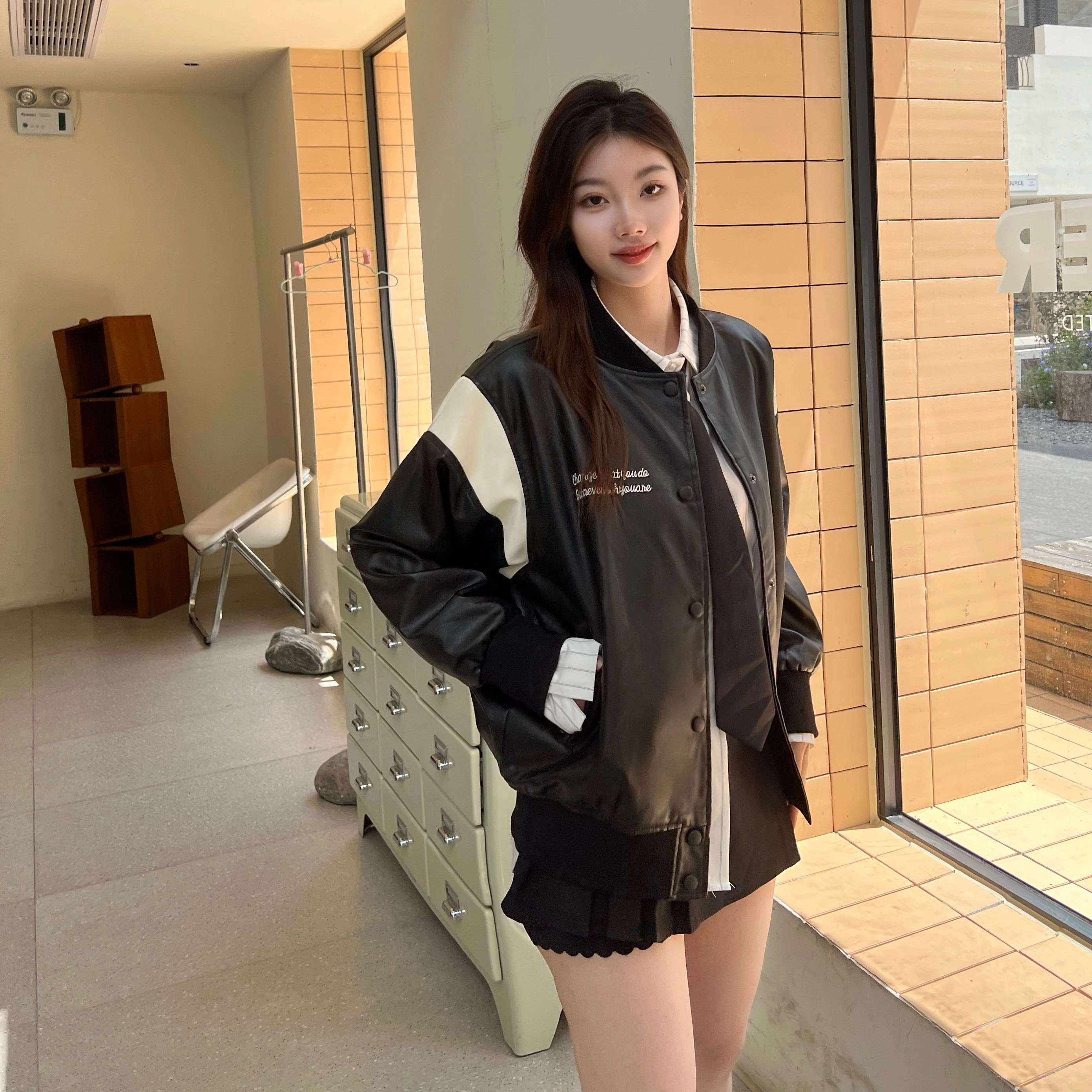九条喵 拼接宽松皮衣竖条纹刺绣宽松长袖衬衫百褶裙半身裙裙装套装 女款