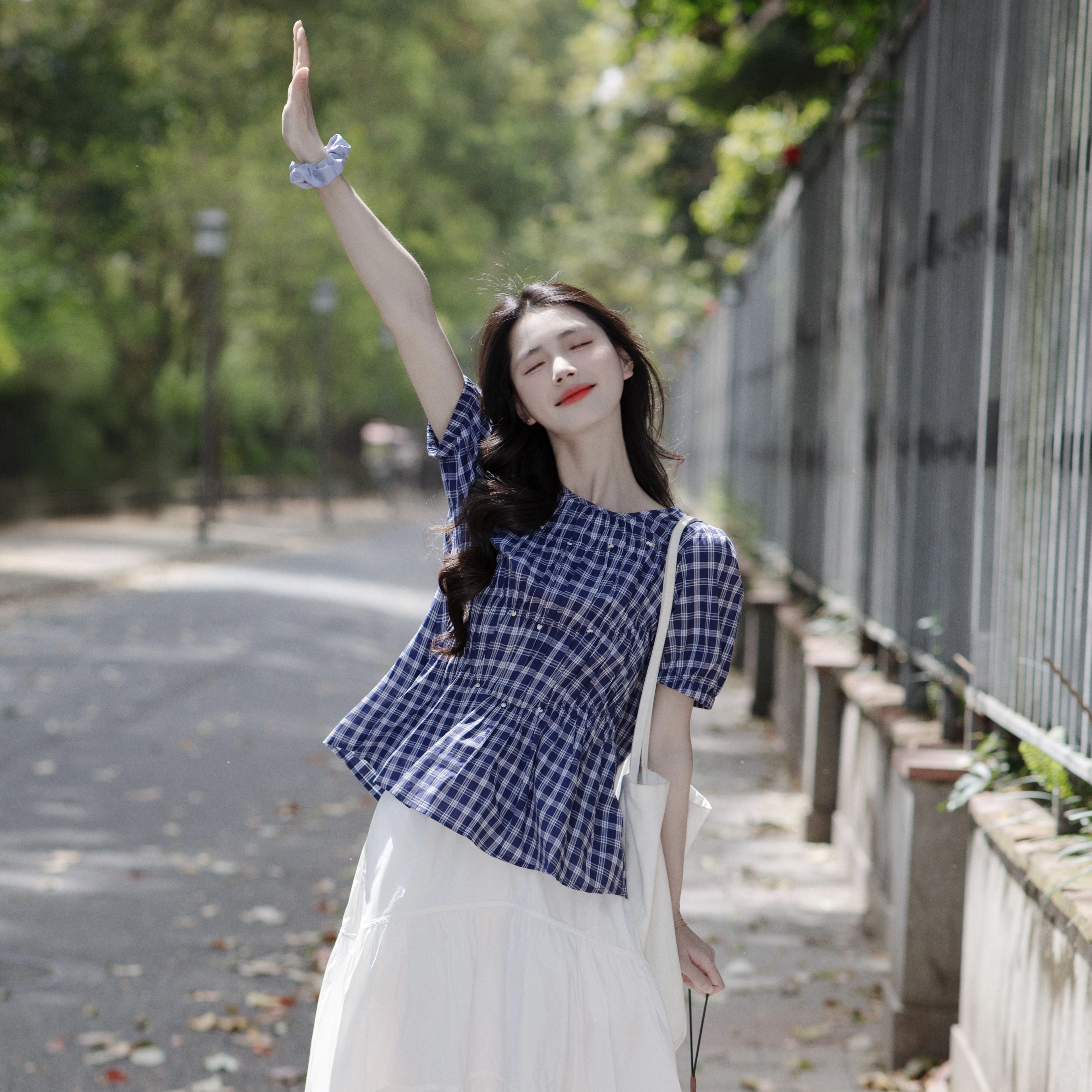 茵曼 时尚气质法式格子短袖衬衫 女款 藏青
