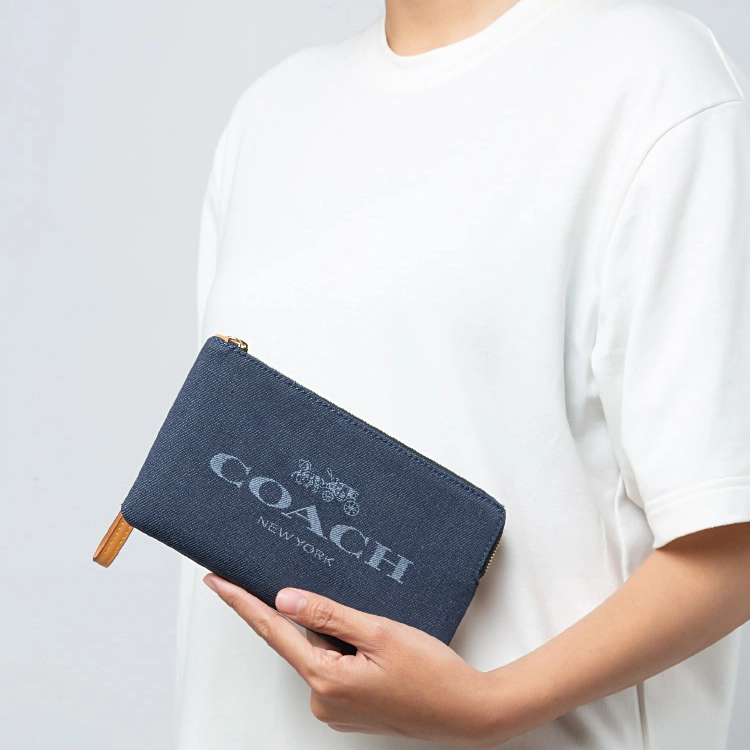 COACH Corner Zip 20