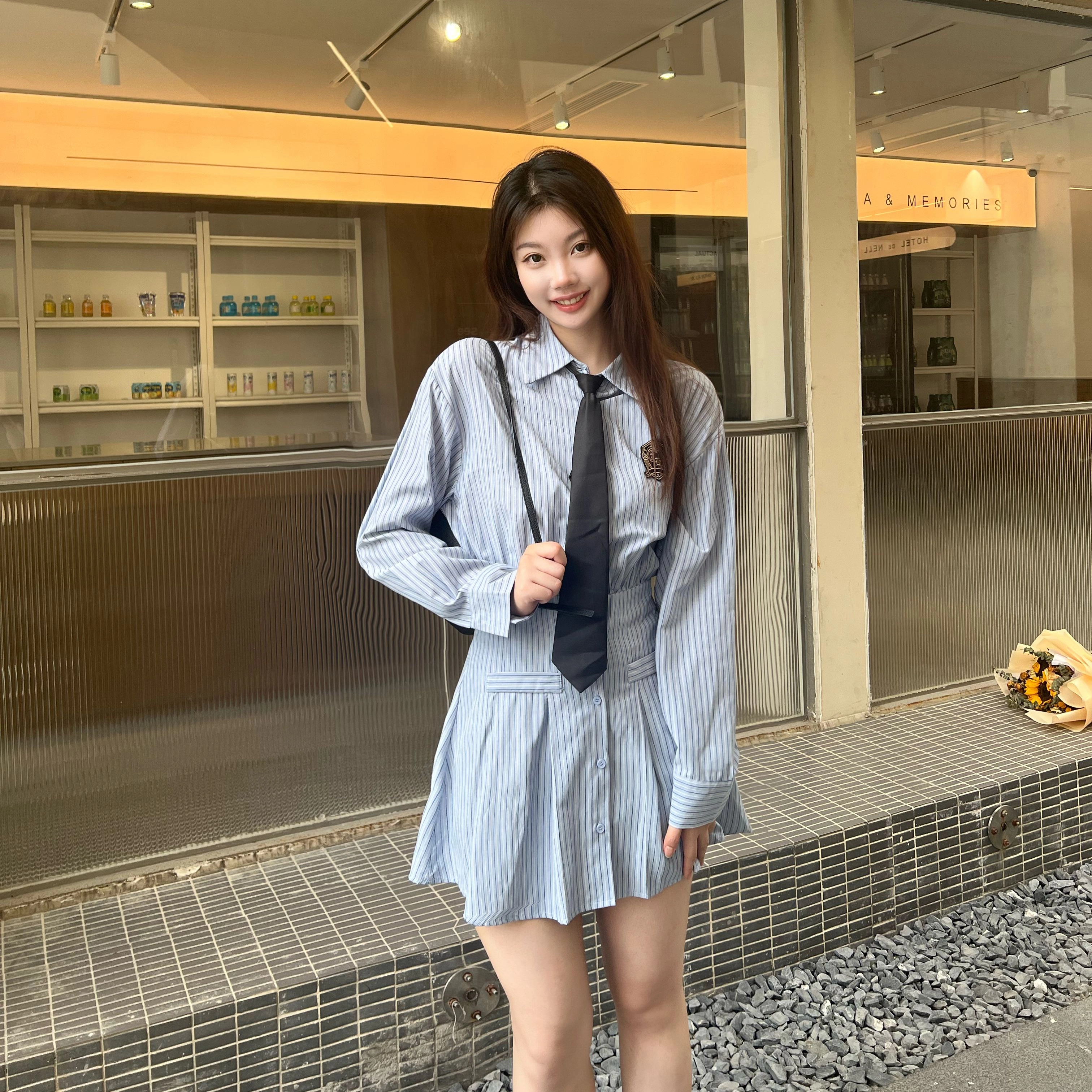 九条喵 拼色条纹徽章刺绣尖领收腰衬衫长袖连衣裙制服 浅蓝色