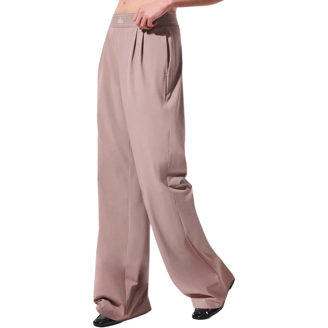 alo yoga SUIT UP TROUSER logo