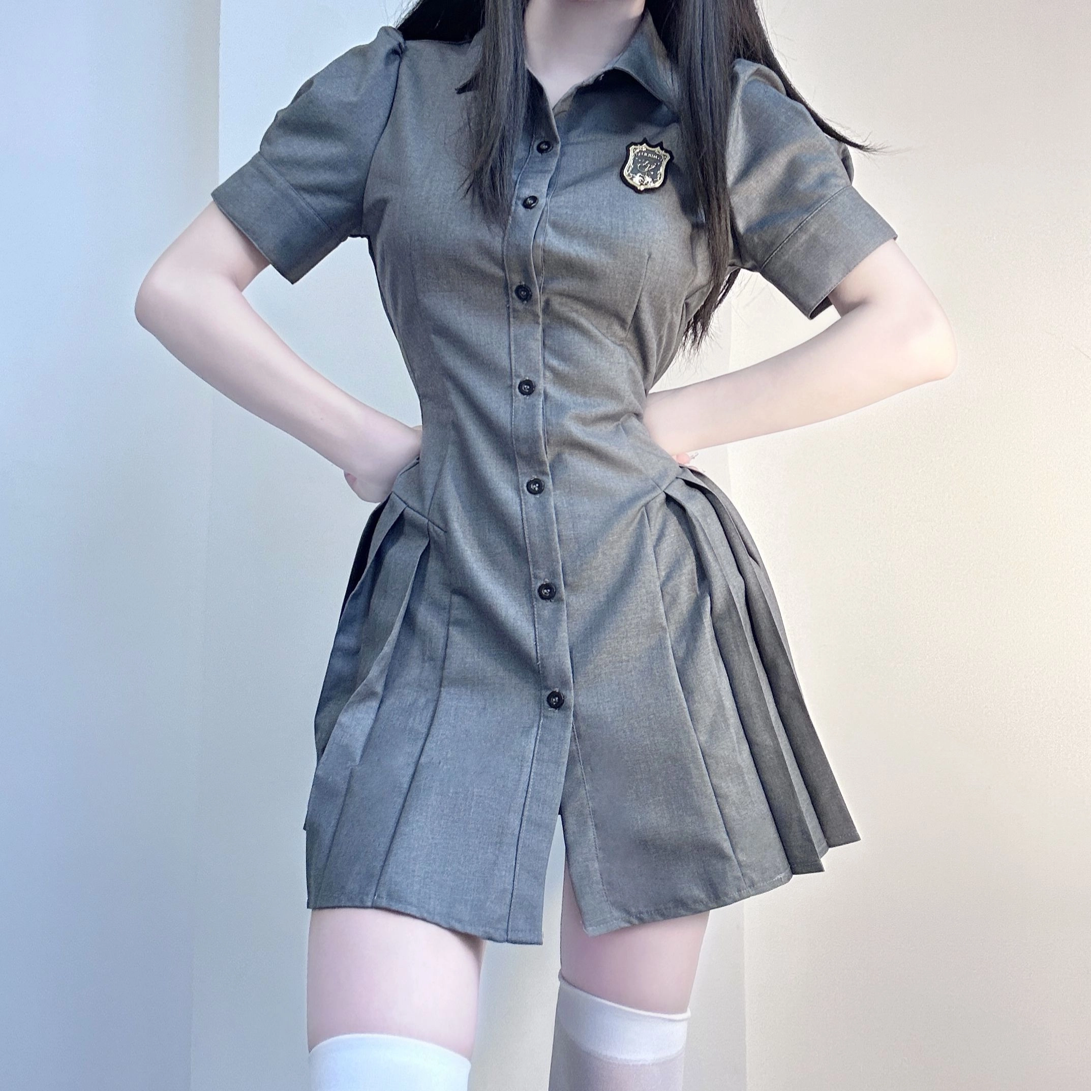 九条喵 纯色徽章刺绣收腰翻领单排扣泡泡袖短袖连衣裙 灰色