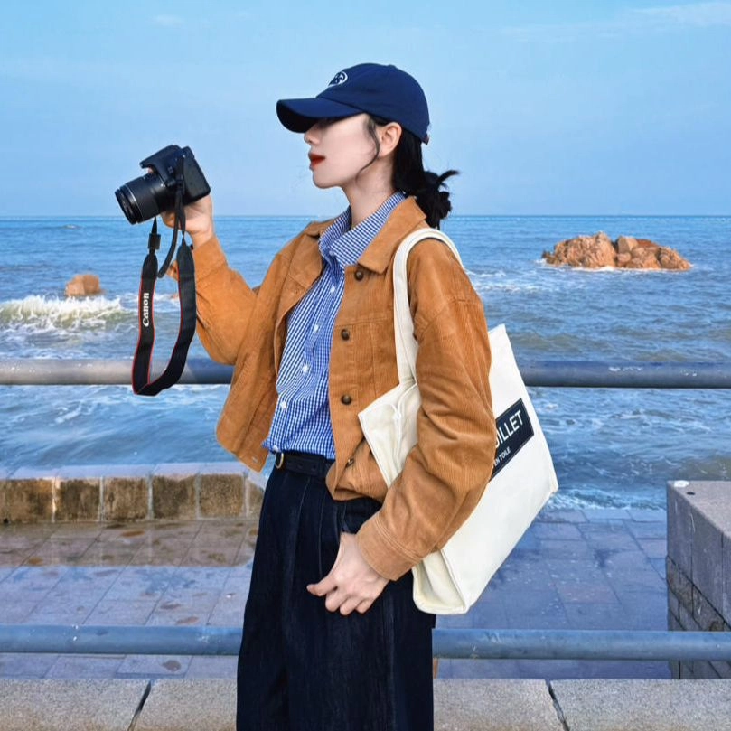 茵曼 复古灯芯绒巴恩风花苞百搭截短外套 女款