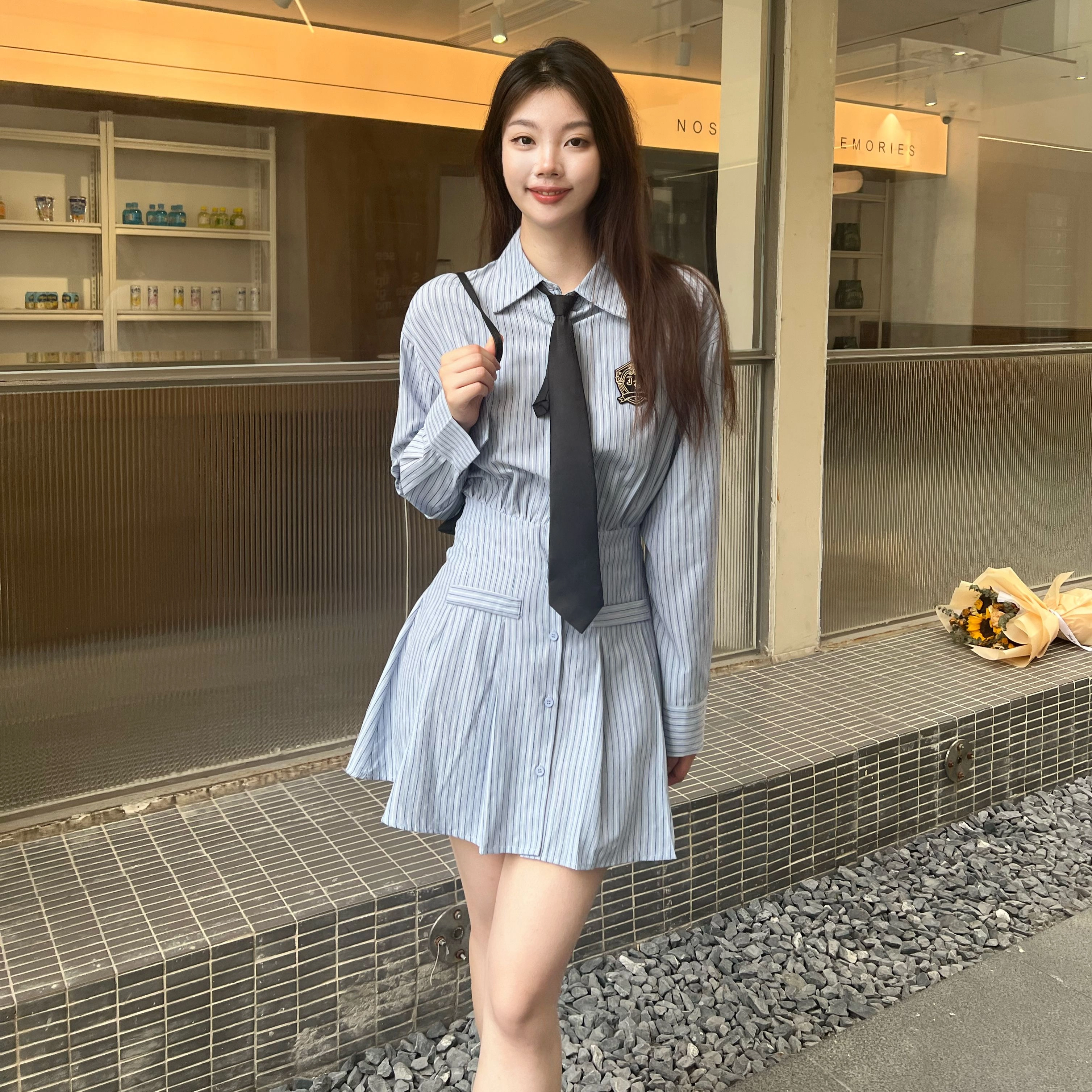 九条喵 拼色条纹徽章刺绣尖领收腰衬衫长袖连衣裙制服 浅蓝色