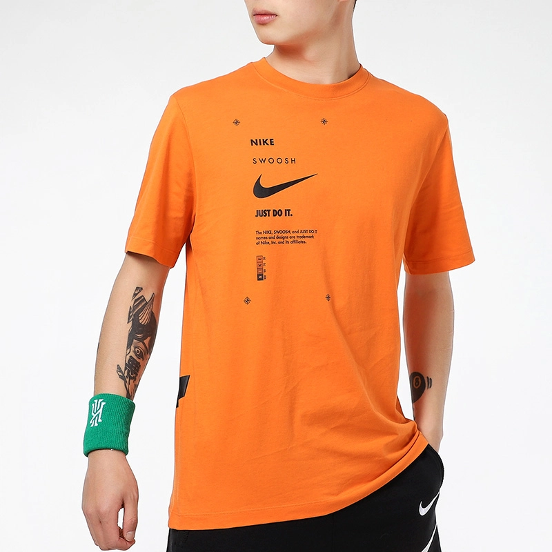 Nike Sportswear Swoosh Club T