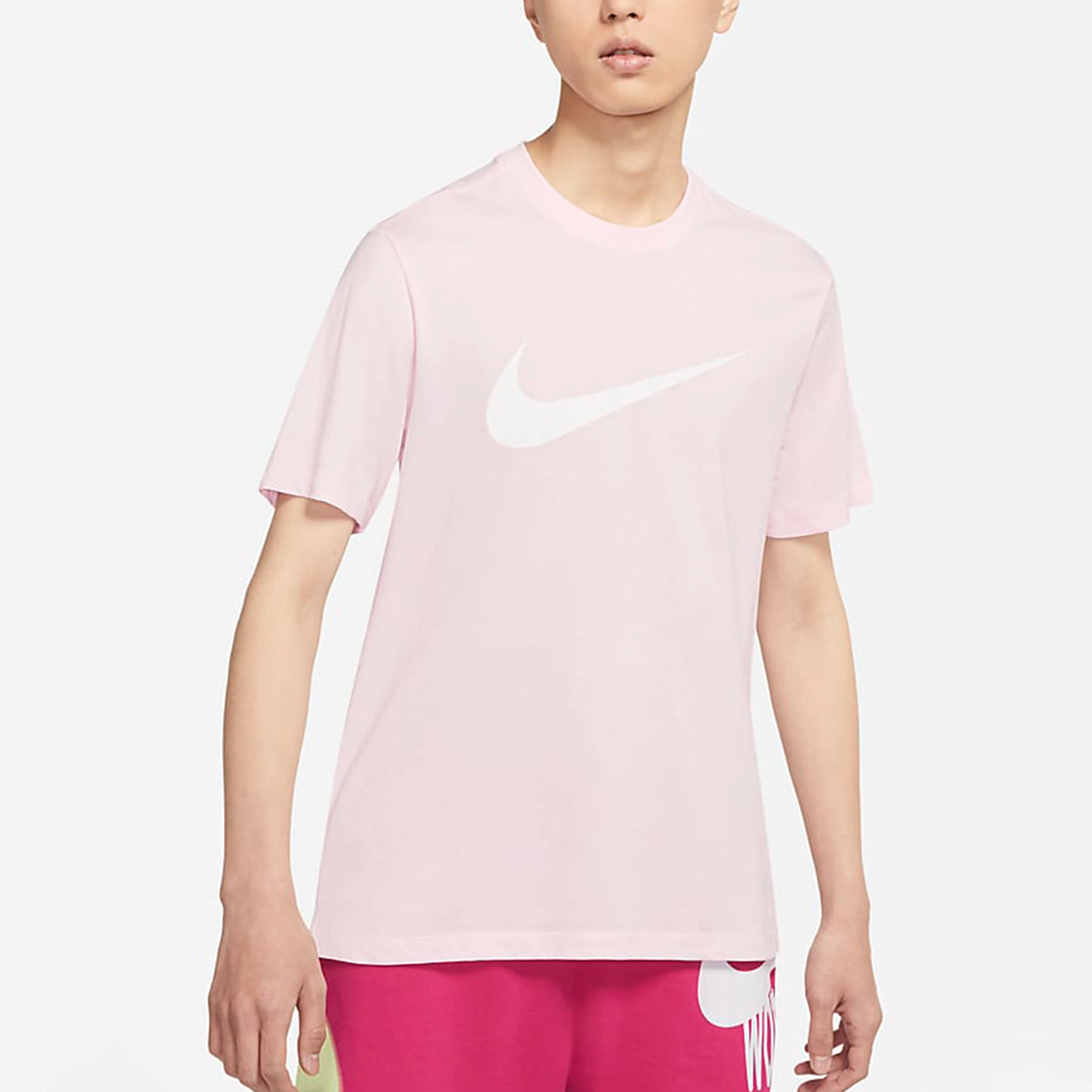 Nike Sportswear Swoosh LogoT