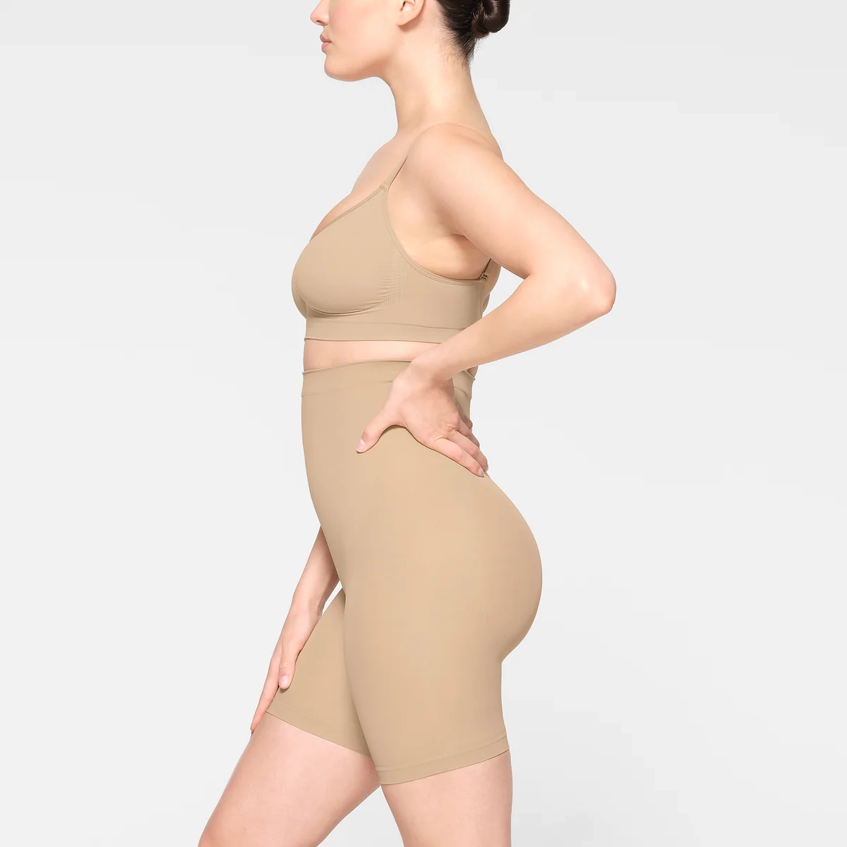 SKIMS SEAMLESS SCULPT MID THIGH SHORT CLAY