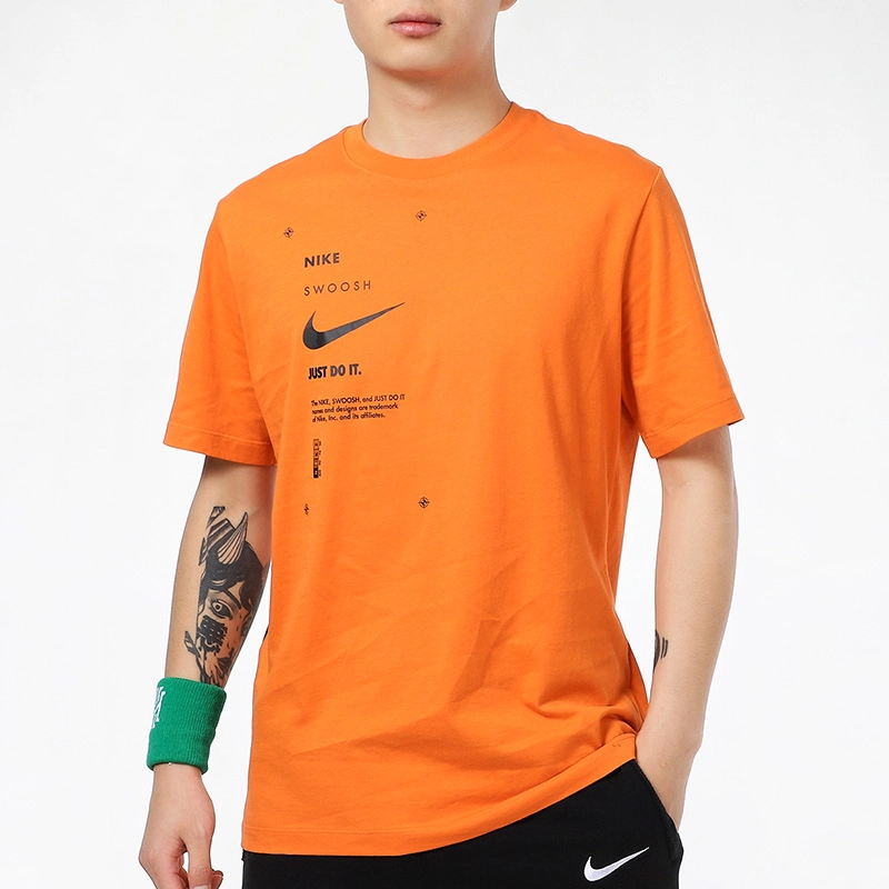 Nike Sportswear Swoosh Club T